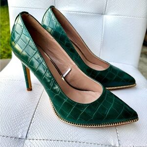 BCBGeneration Green Heels Size 6.5 $25
Crocodile pattern heels with gold trim